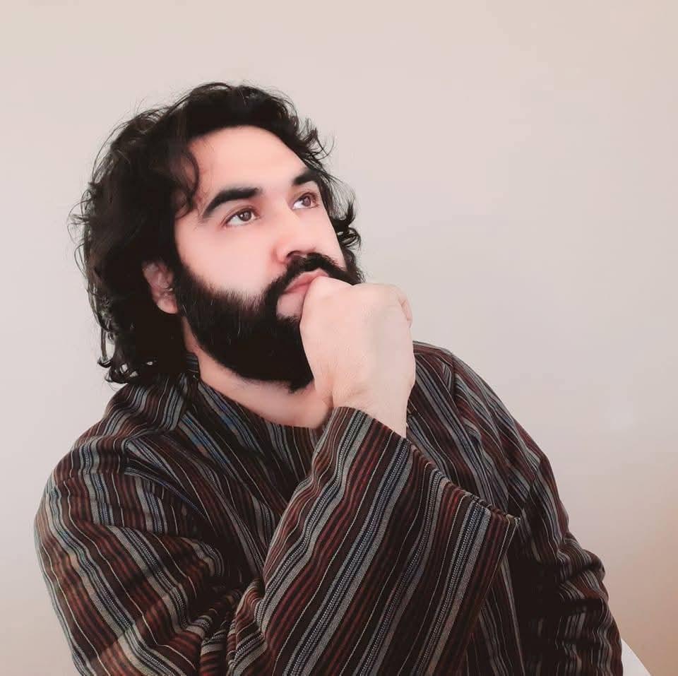 یکی سنگ و یکی خشت و یکی بازار می دزدد