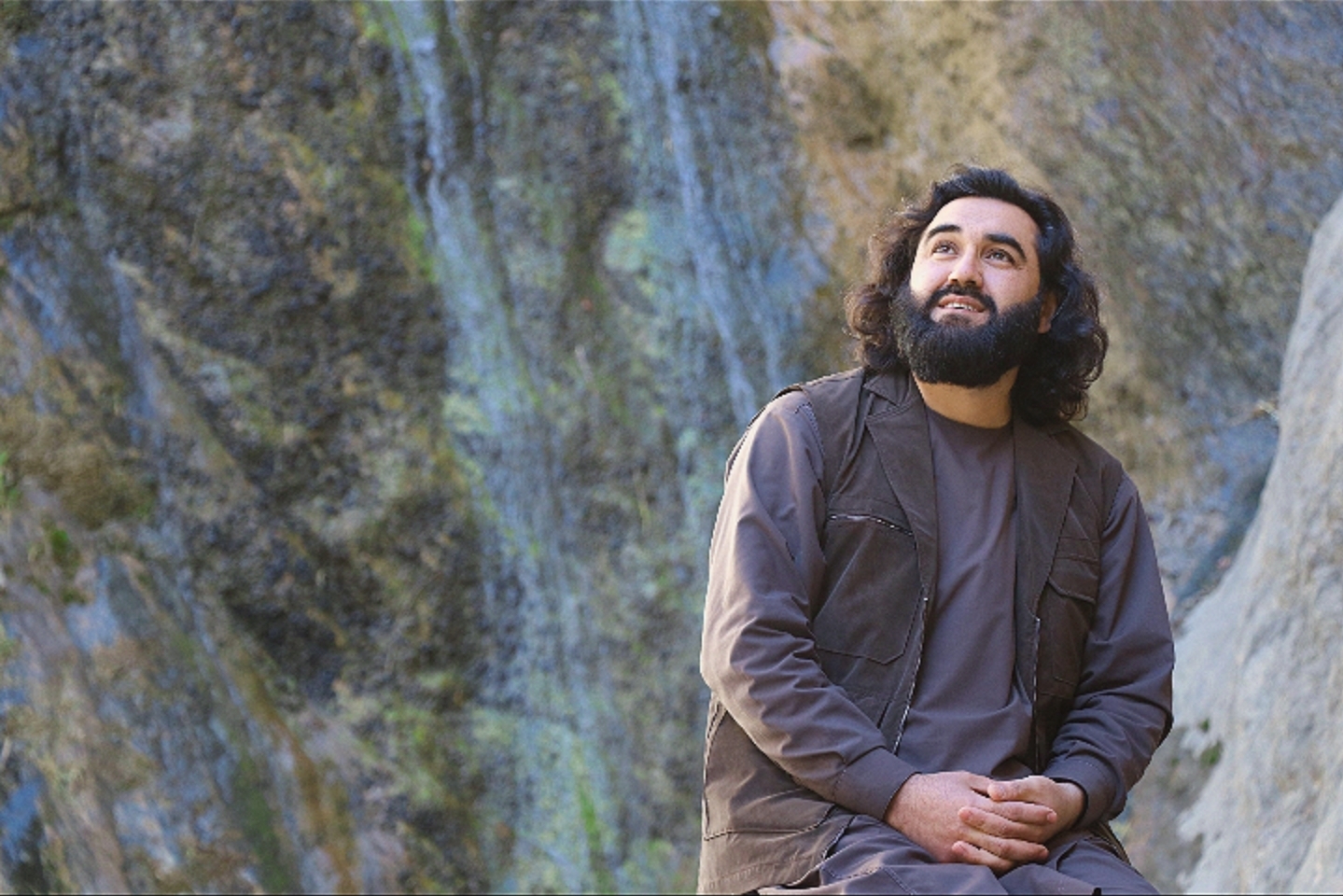 شب، حریم اسرار و آستان قدس الهام است.
شاعر و نويسنده: احمد محمود امپراطور