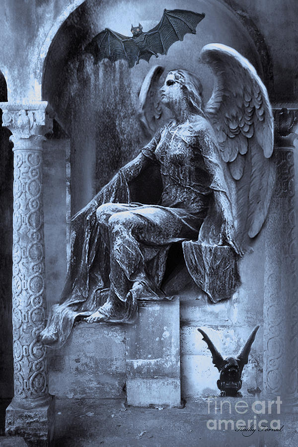 Умер арка. Статуя ангела Горгулья. Статуя Гаргульи ангелы. Кладбищенские статуи ангелов Эстетика. Горгулья статуя Готика.
