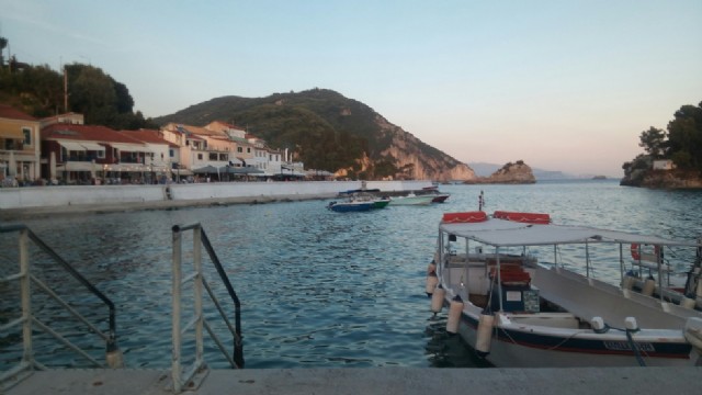 Εσύ Οδηγάς… Χωρίς Ουρά Στα Σκέλια