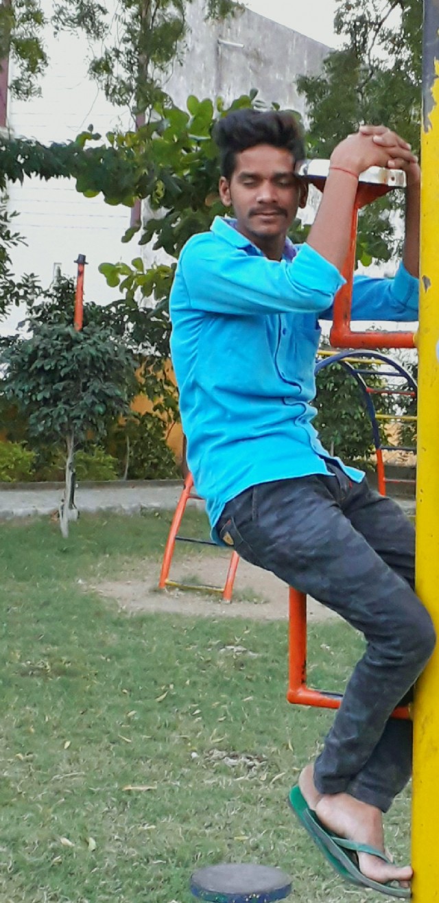 मुश्किलो में मुस्कुराता हूँ