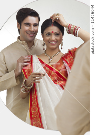 নগ্নতার দুই রূপ