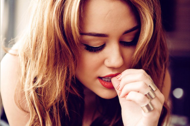 Don't Bite Your Nail, Dame!