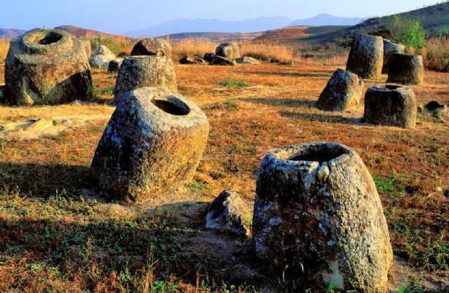 The Stone Giant Jars: ทุ่งไหหิน