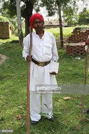 अंधेरी गलियों का भटकता साया