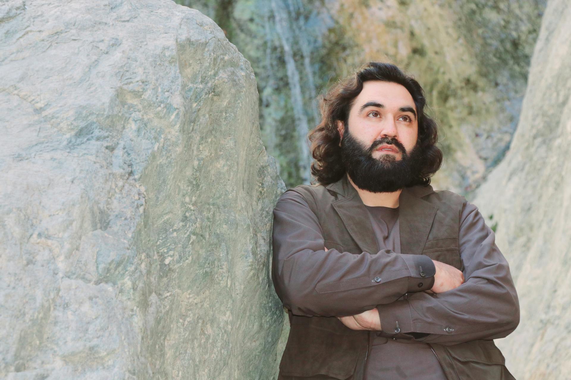 بخند و ناز کن و جلوه کن حصارم کن