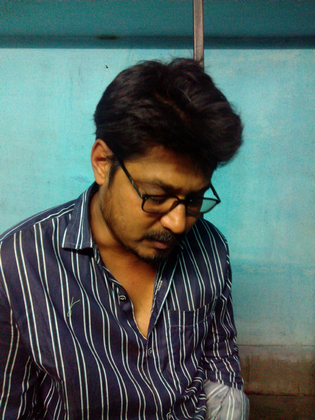আলো নয়, অন্ধকারে