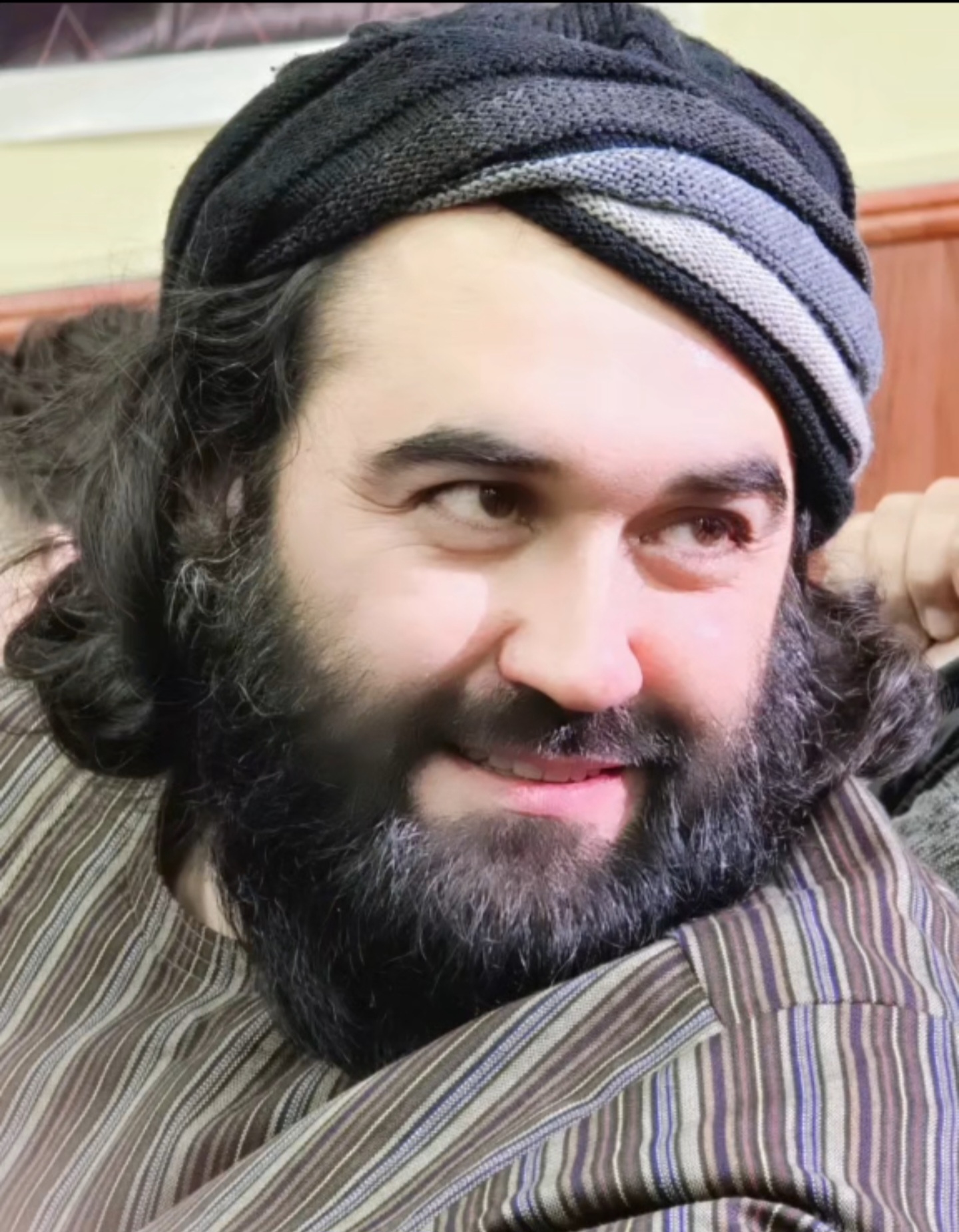 نباشد غیــر اشک و ناله، لبخندِ که من دارم
شاعر احمد محمود امپراطور