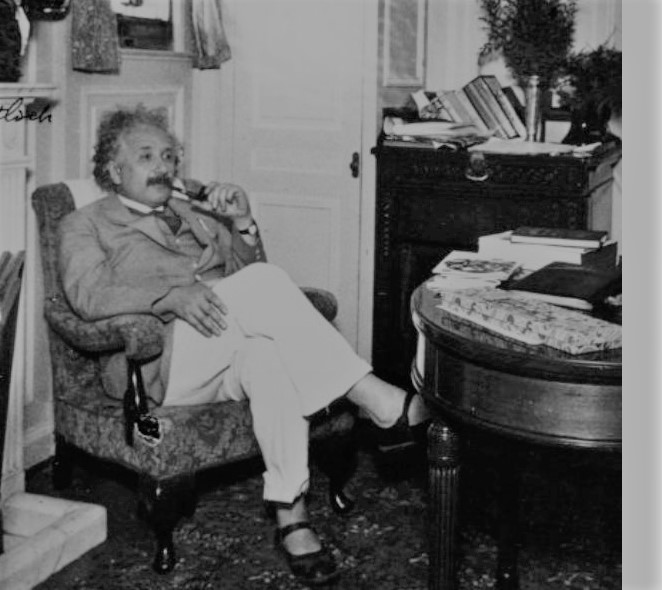Albert Einstein 76 - Einstein Sans Socks