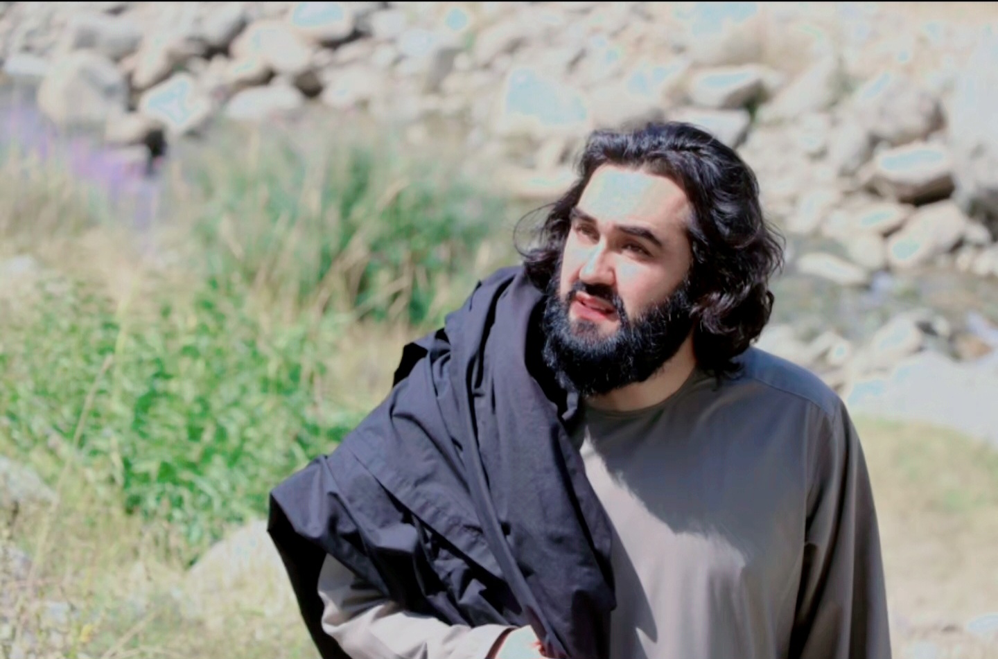 أحمد محمود إمبراطور، شاعر وكاتب وملقٍ للشعر ومصمم غرافيك أفغاني