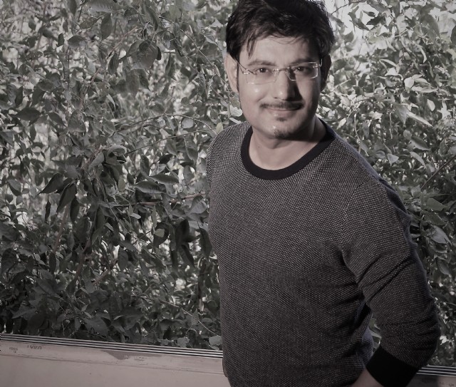 ন্যাংটো রাজার ন্যাংটো প্রজা আমরা। কে কাকে ন্যাংটো বলবে? (Essay On Slavery In India)